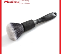 Cọ vệ sinh chi tiết cán ngắn Maxshine 704606 được dùng để làm sạch các bề mặt như: bảng điều khiển, màn hình điều hướng, lưới thông gió, logo