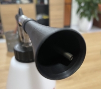 Súng dọn nội thất ô tô chuyên dụng cho da Maxshine ACG001 được làm bằng nhựa HDPE rất bền, hạn chế nứt vỡ khi rơi rớt và chống ăn mòn hóa học